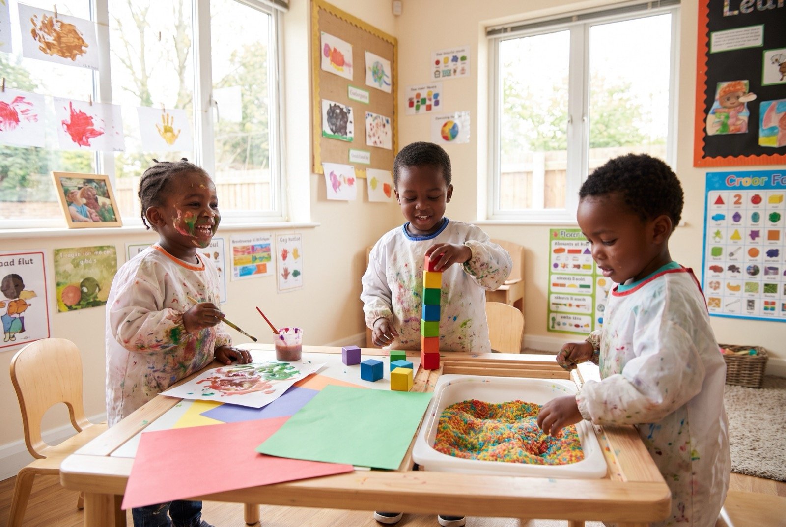 Enfants africains réalisant une activité artistique et sensorielle
